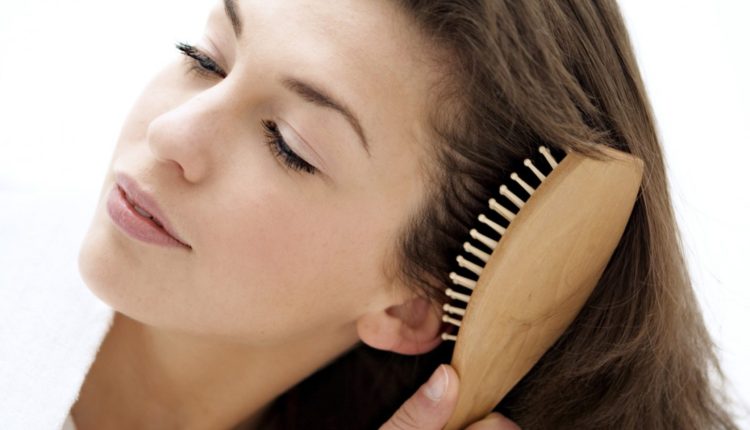 Chải tóc nhẹ nhàng tránh gây hư tổn cho tóc