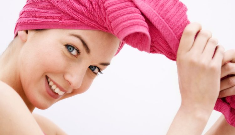 Ủ dầu lạnh giúp tạo độ ẩm cho tóc, phục hồi và làm khỏe tóc