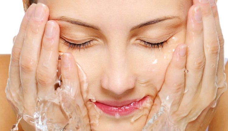 Làm sạch và làm ẩm da hàng ngày giúp loại bỏ chất nhờn và bụi bẩn, hạn chế mụn