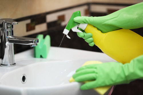 Đeo găng tay khi tiếp xúc với hóa chất tẩy rửa