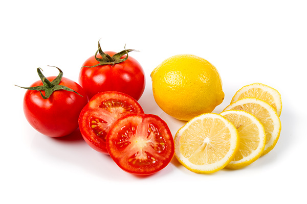 Cà chua kết hợp với chanh là một loại mặt nạ dưỡng da, tẩy tế bào chết hiệu quả