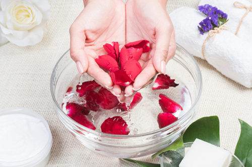 Cánh hoa dùng để làm nước hoa hồng