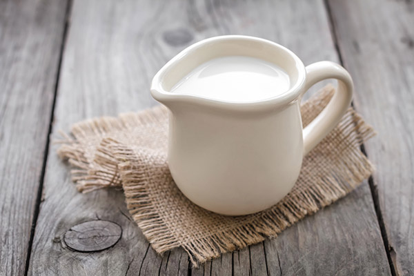 Sữa tươi không đường chứa nhiều vitamin và axit lactic tẩy tế bào chết hiệu quả