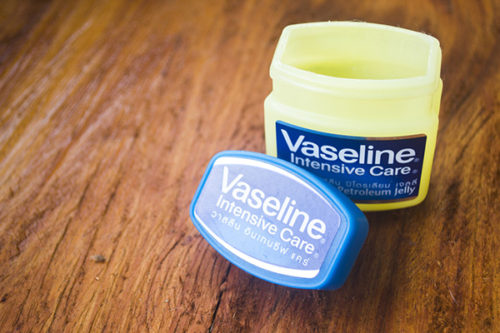 Dưỡng ẩm bằng Vaseline mỗi ngày