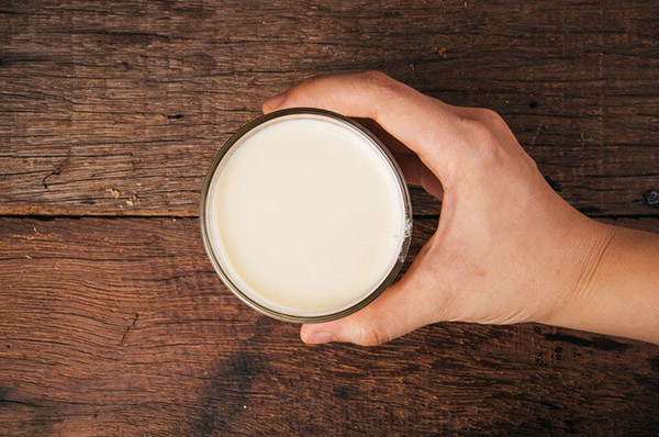 Sữa tươi không đường cung cấp độ ẩm và các dưỡng chất giuops làn da luôn căng mọng
