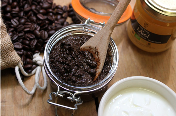Bã cà phê kết hợp dầu dừa tạo nên hỗn hợp làm sáng, mịn da hiệu quả