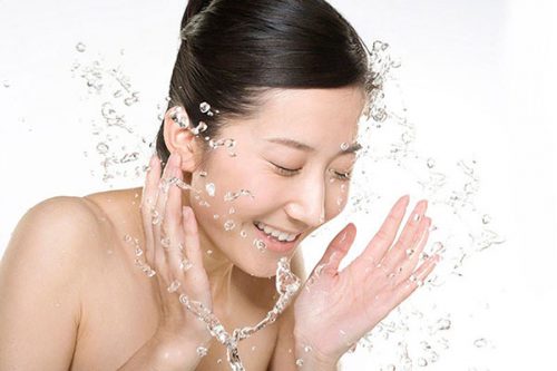 Rửa sạch mặt là bước không thể thiếu trong bất cứ quy tình chăm sóc da nào