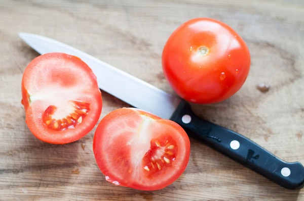 Trị thâm mụn bằng cà chua
