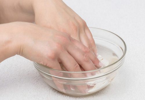 Tháo móng đắp bột acrylic bằng nức nóng