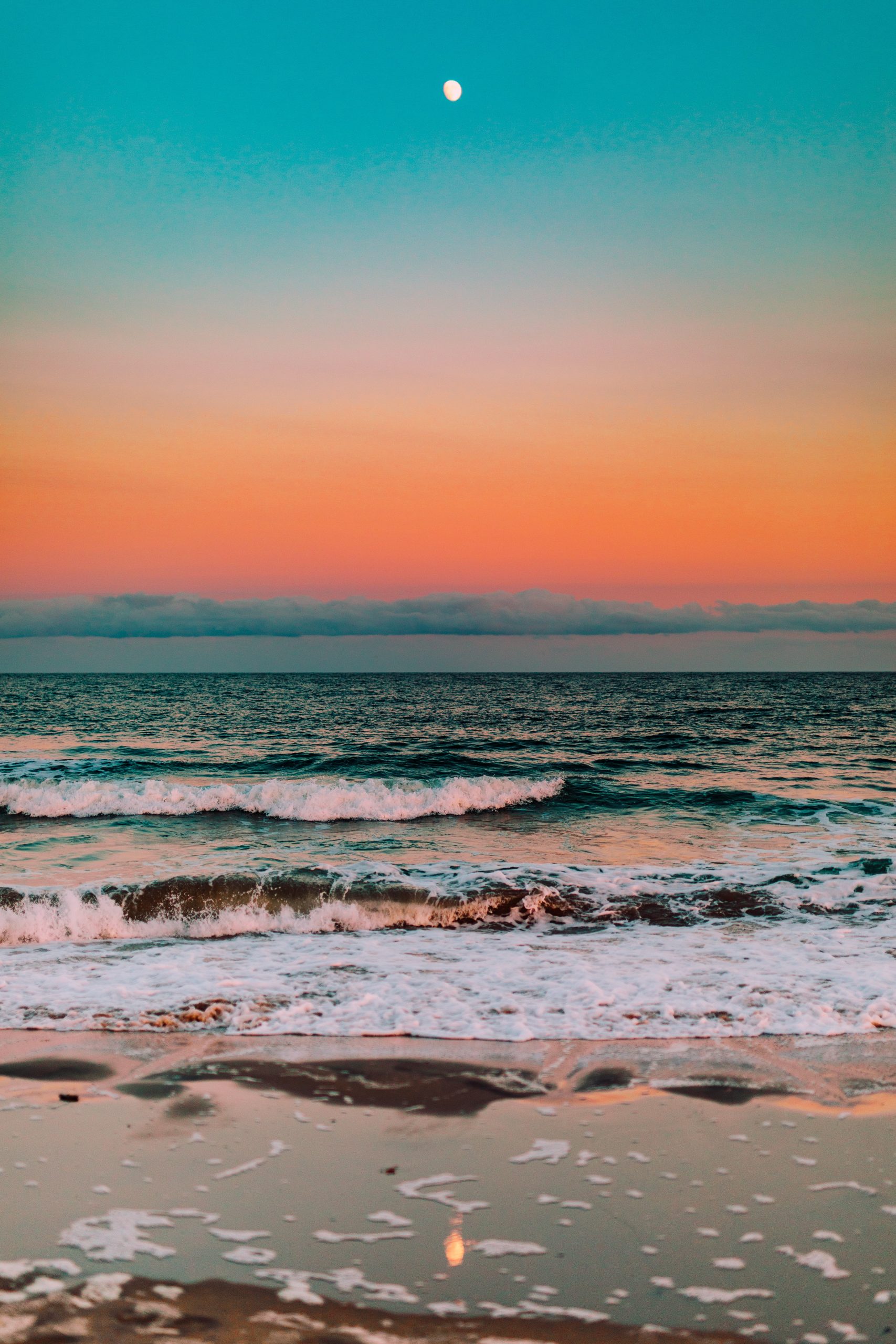Biển: Hãy xem bức ảnh đẹp như tranh vẽ của biển xanh ngát, những con sóng nhỏ nhắn len lỏi vào bờ cát trắng mịn. Bức ảnh sẽ mang đến không khí tươi mát và sự yên tĩnh của biển cả cho bạn.