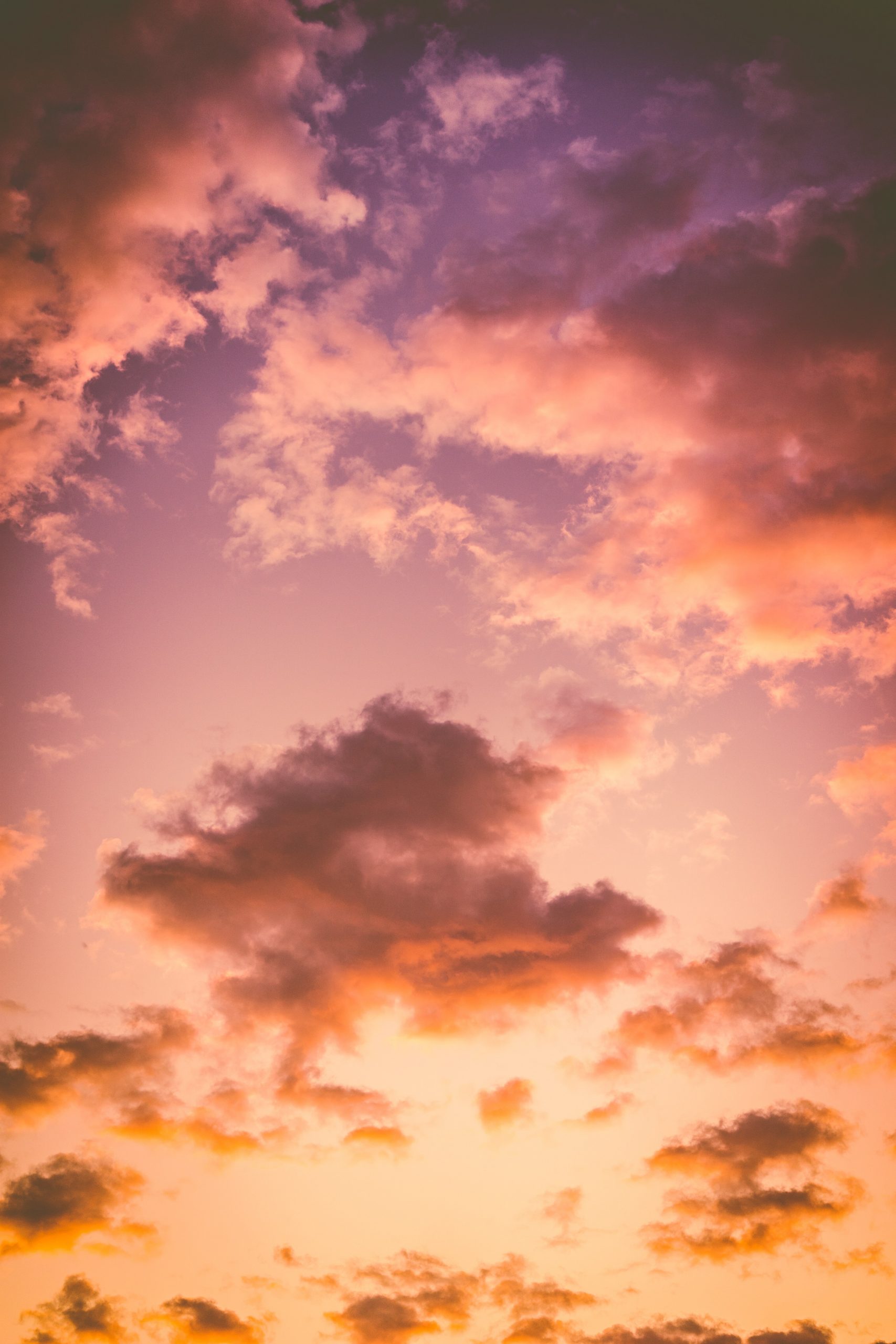 Phong Cảnh Hoàng Hôn Trên Đường Chân Trời Trên Một Hồ Nước Xinh Đẹp Bầu Trời  Đầy Màu Sắc Với Những Đám Mây Trên Mặt Hồ Vào Buổi Tối Mặt Trời Sống