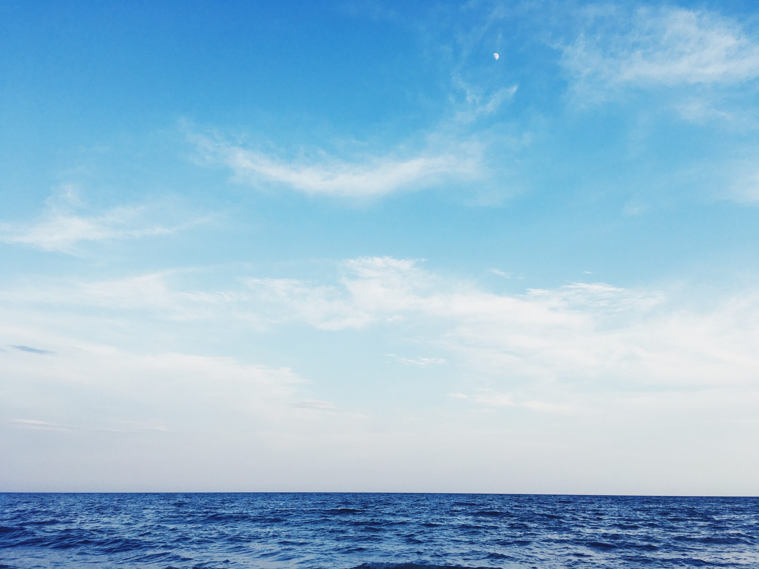 Hãy cùng chiêm ngưỡng ảnh bầu trời biển đẹp, màu xanh ngút trời, tỏa sáng tạo nên một bức tranh vô cùng hoàn hảo. Hình ảnh tuyệt đẹp này chắc chắn sẽ khiến bạn cảm thấy như đang đứng ngay trên bờ biển.