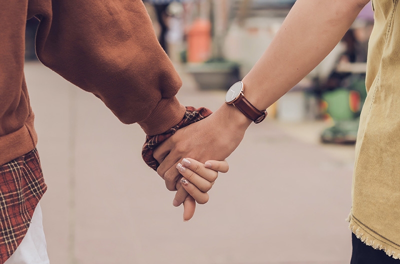 Nắm tay nhau là một hành động rất đẹp và ý nghĩa trong tình yêu. Cùng xem hình ảnh này để cảm nhận sự rực rỡ của tình yêu và niềm tin ở tương lai.