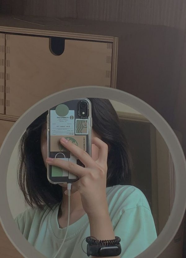 Cô gái tóc ngắn chụp hình tự sướng qua chiếc gương tròn
