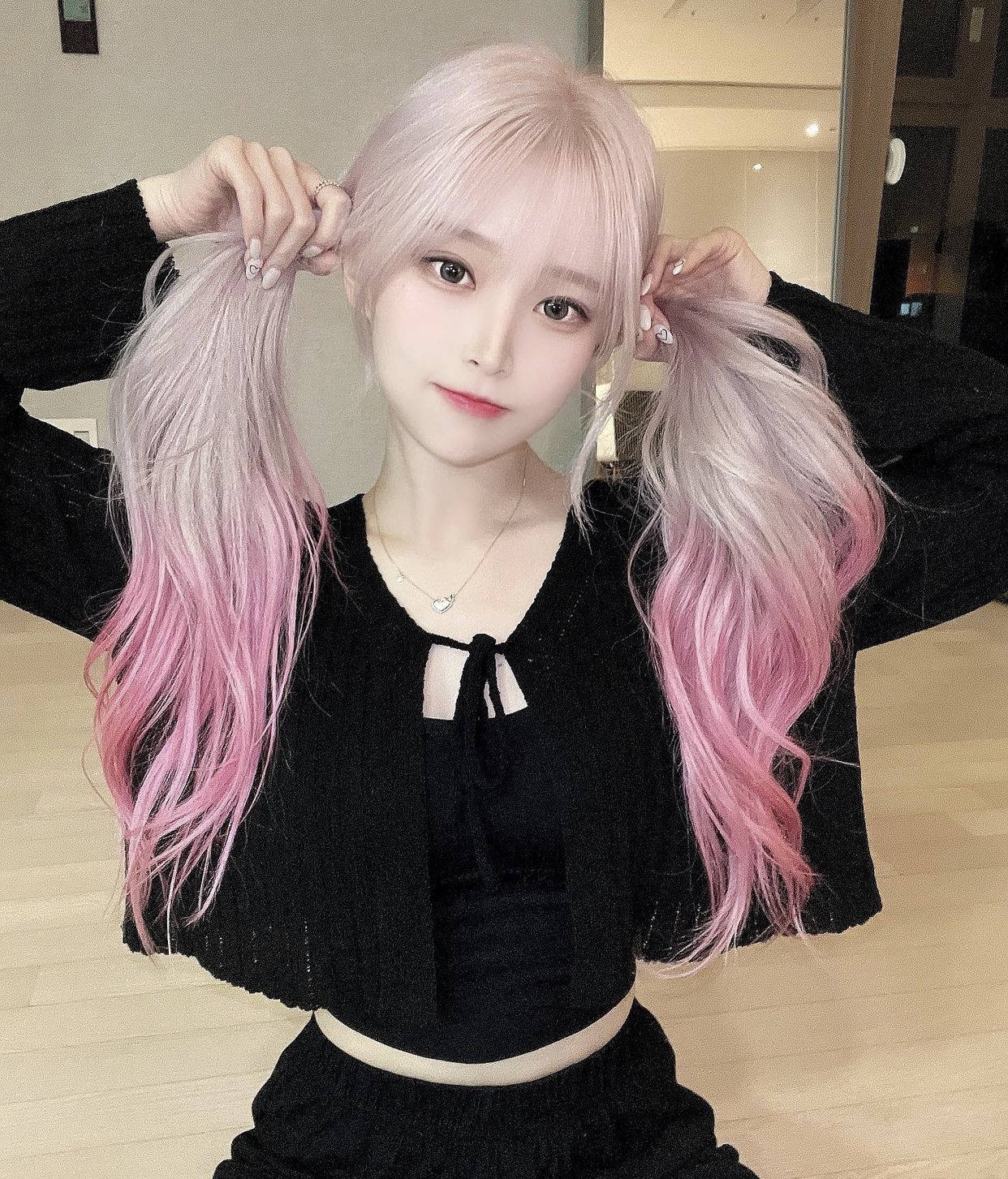 Tóc nhuộm ombre hồng: Bạn có muốn tạo sự khác biệt cho mái tóc của mình? Với tóc nhuộm ombre hồng, bạn sẽ trở nên nổi bật và thu hút mọi ánh nhìn. Hãy xem ngay hình ảnh để cảm nhận sự tinh tế và lãng mạn của kiểu tóc này.