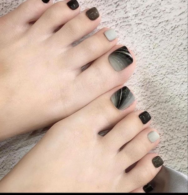 Top 20 kiểu móng chân đẹp màu đen cho nàng thêm xinh