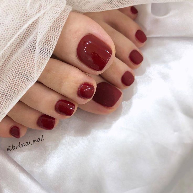 Những kiểu sơn móng chân màu đỏ rượu được yêu thích nhất