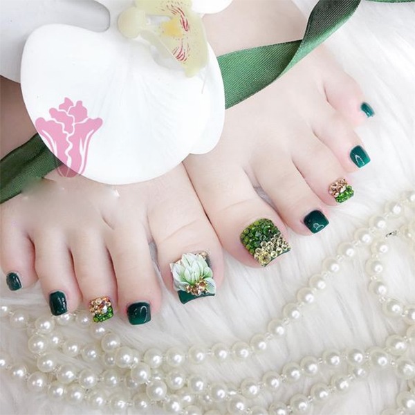 Móng chân màu xanh rêu họa tiết hoa nổi bật 