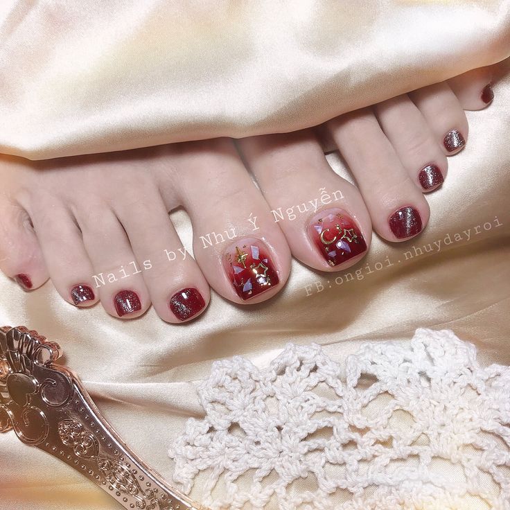 Tổng hợp 15 kiểu sơn móng chân màu đỏ mận đẹp cho nàng