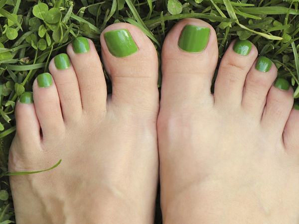 Móng chân sơn trơn màu xanh rêu đơn giản