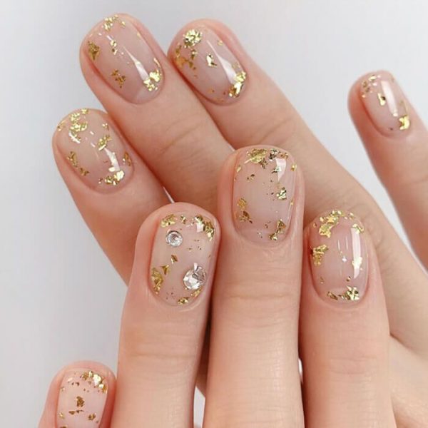 Mẫu sơn nail màu nude kết hợp màu gold độc đáo cho da sáng
