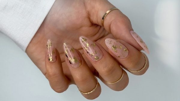 Mẫu sơn nail màu nude kết hợp màu gold cho da ngăm