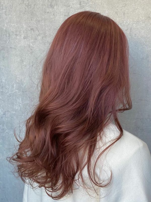Tóc màu nâu hồng trầm uốn sóng nhẹ nhàng