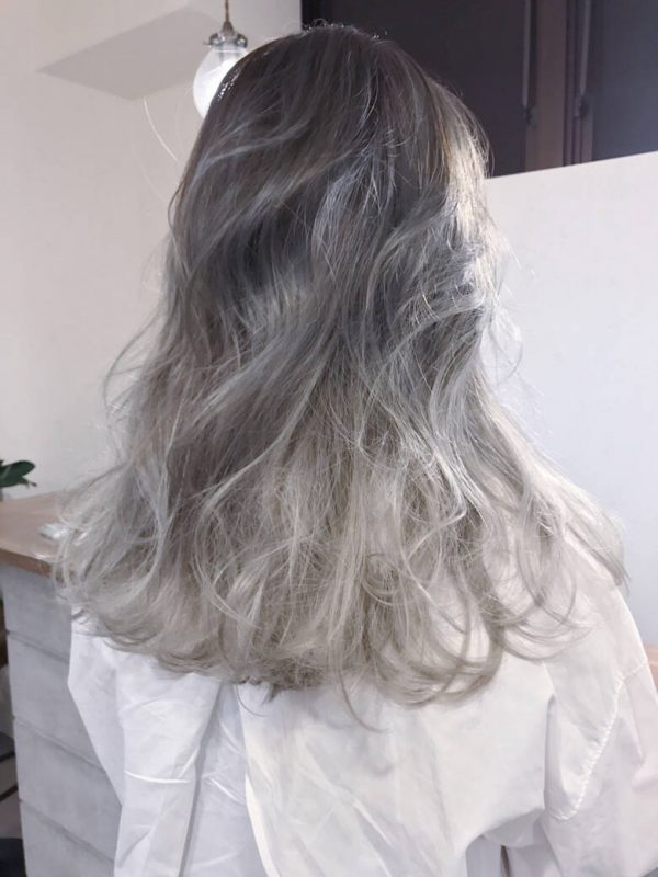 Tóc màu xám tro ánh bạc uốn đuôi