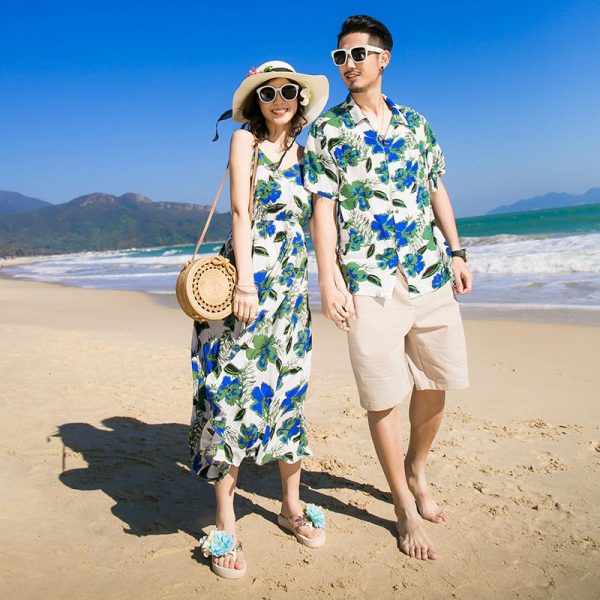 Trang phục đi biển hoa lá cho cặp đôi mát mẻ