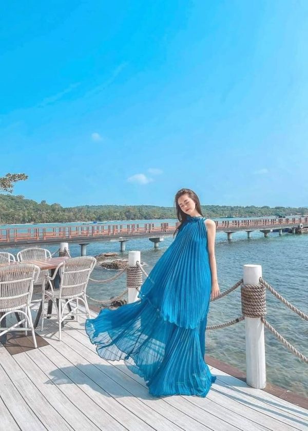 Váy cổ yếm màu xanh dương đi biển  sexy