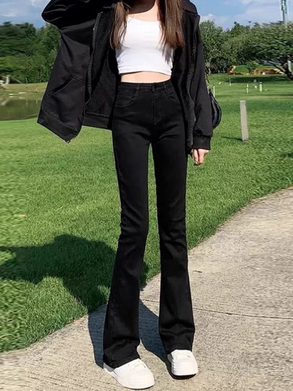 Phối quần ống loe đen mặc với áo bra trong và áo khoác ngoài cực basic